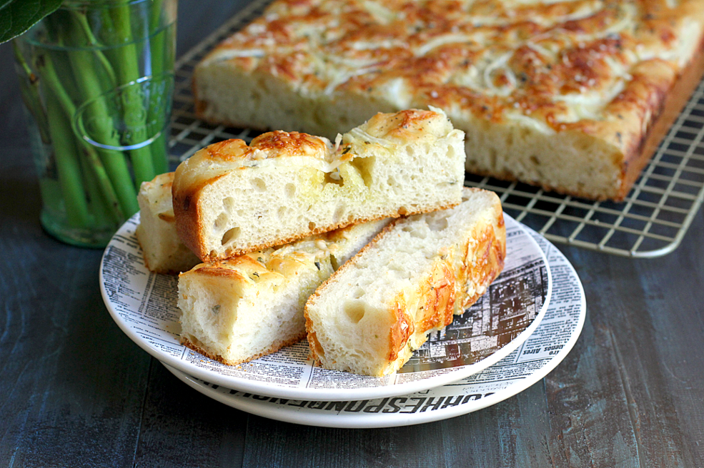 Garlic, Herb and Cheese Focaccia(LM)